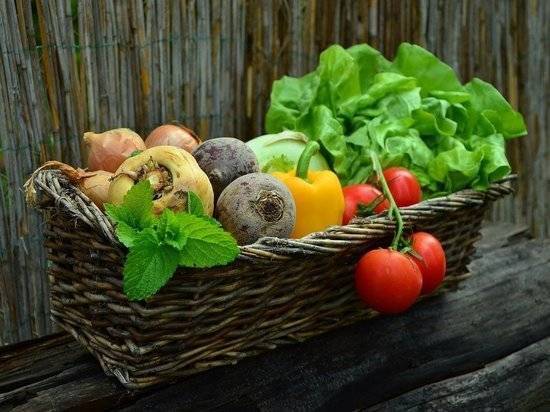 Ученые назвали самые загрязненные пестицидами овощи и фрукты