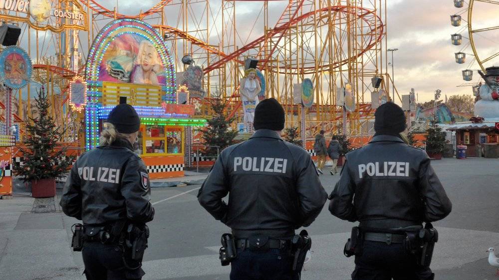 Не везет с ярмарками: в Берлине на открытии рождественского базара умер мужчина