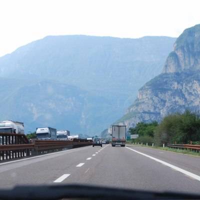 Участок автомобильной эстакады обвалился на севере Италии на трассе Турин – Савона