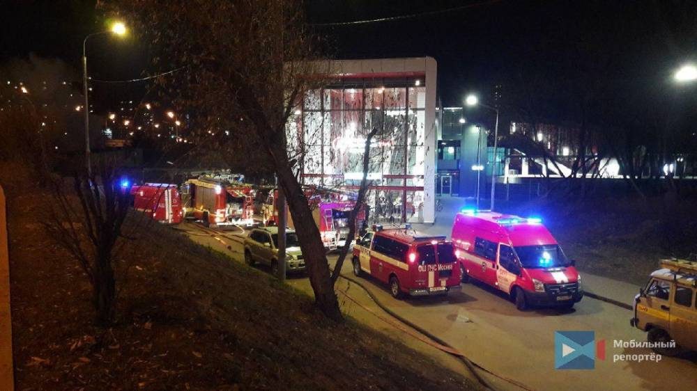 Пожарные потушили пожар в гаражах и административном здании на севере Москвы