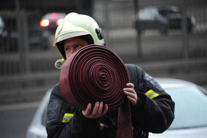 Пожар в гаражах и здании на севере Москвы потушили