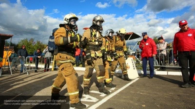 Пожарные России устроили своеобразный флешмоб, демонстрирующий их ловкость и гибкость