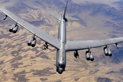 Искрящийся стратегический бомбардировщик B-52H пошел морщинами