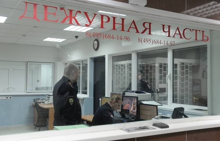 Полиция ищет мужчину, ранившего ножом жену в Москве
