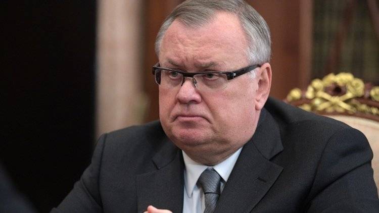 Глава ВТБ порекомендовал хранить сбережения в рублях