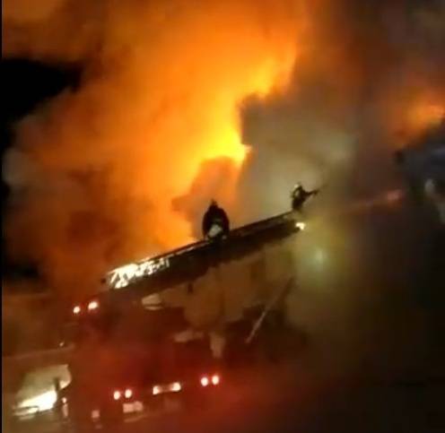 В Сургуте огнеборцы справились с пожаром в ресторане - огонь бушевал на 2,8 тыс. "квадратов"