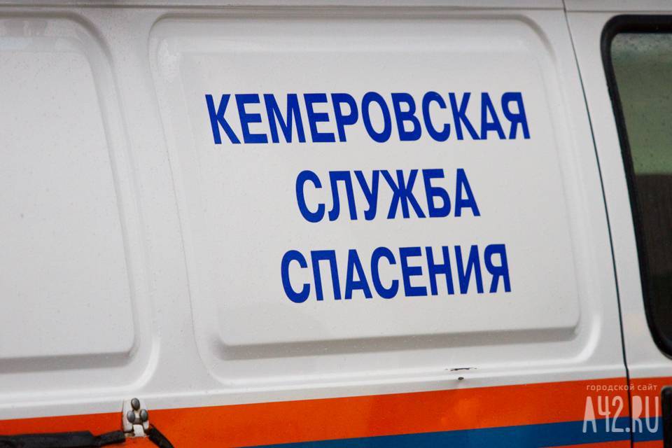 В Кемерове спасатели залезли на балкон, чтобы спасти пожилую женщину