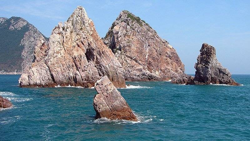 Двух граждан России спасли с перевернувшейся рыбацкой лодки в Южной Корее