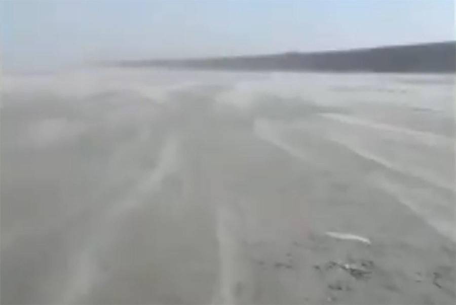 Берег Азовского моря обмелел из-за сильного ветра