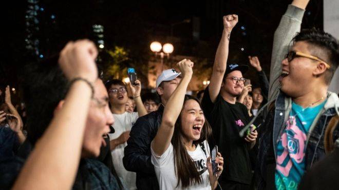 Оппозиция получила около 90% мест на выборах в райсоветы Гонконга