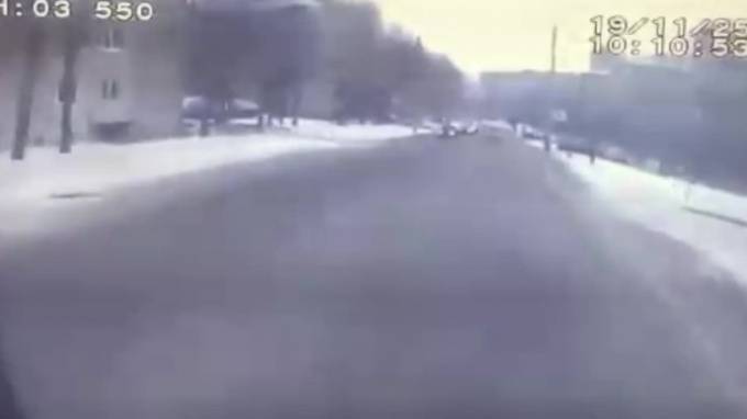 Видео: В Красноярске маршрутный ПАЗ разорвало в результате ДТП с другой маршруткой