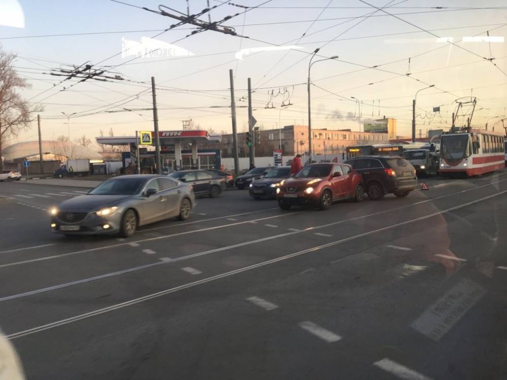 Две иномарки заблокировали движение трамваев в Московском районе Петербурга