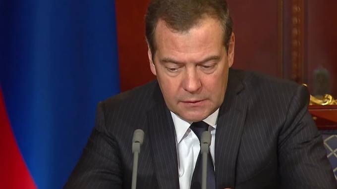 Медведев официально уволил главу мусорной госкомпании