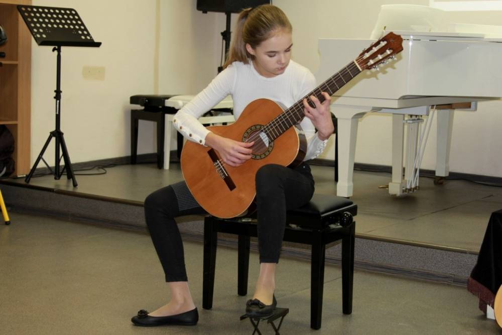 В Детскую школу искусств в Петрозаводске купили удобные для детских рук скрипки и гитары