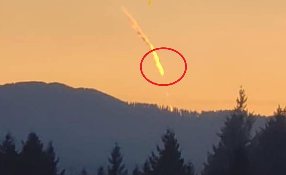 Жители США сфотографировали необычный огненный шар в небе