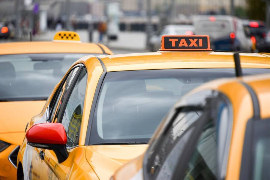 Таксист взял с иностранца более 25 тысяч рублей за поездку из аэропорта