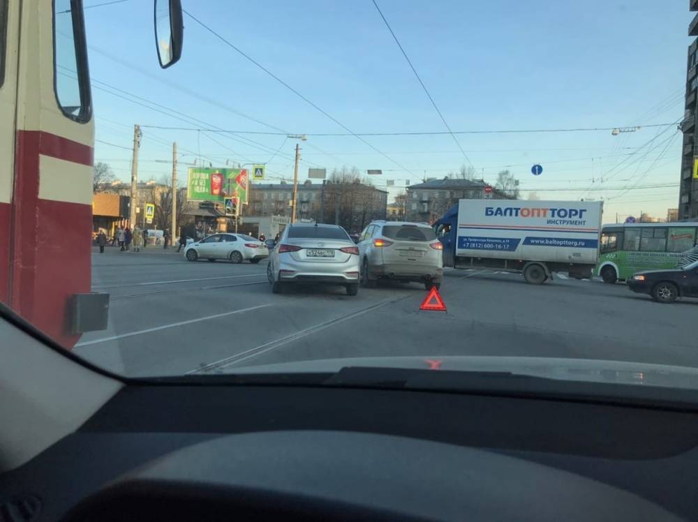 Очередное ДТП заблокировало движение трамваев на Торжковской улице