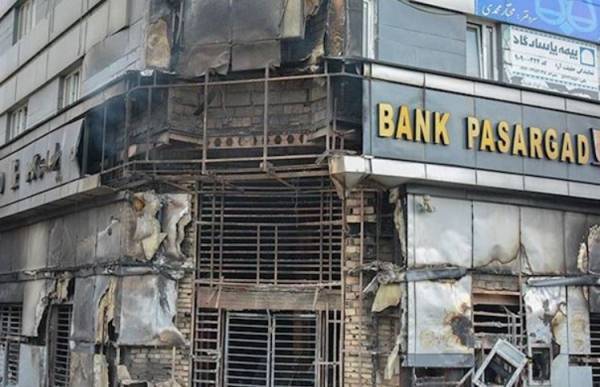 Иранский протест обошёлся в риал: разгромленные банки и сожжённые банкоматы