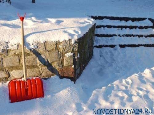 В Уссурийске ребенка заставили убирать снег с крыши школы