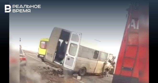 Соцсети: В Татарстане в аварию попал микроавтобус с пассажирами: один человек погиб, 14 пострадали