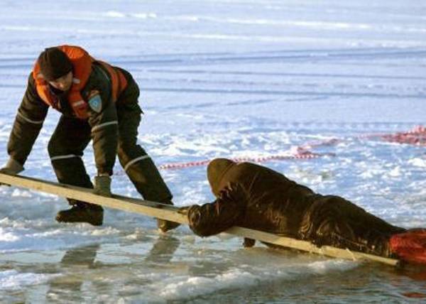 Никогда такого не было, и вот опять: Ульяновской области на льдине унесло 60 рыбаков