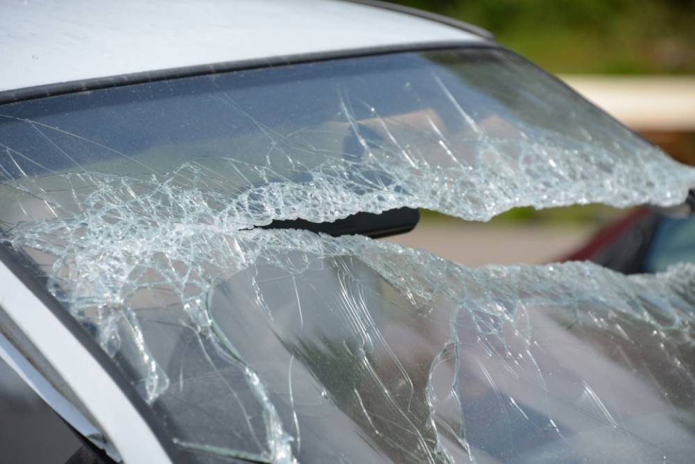 Житель Гурьевского района из мести разбил все стекла чужой машины