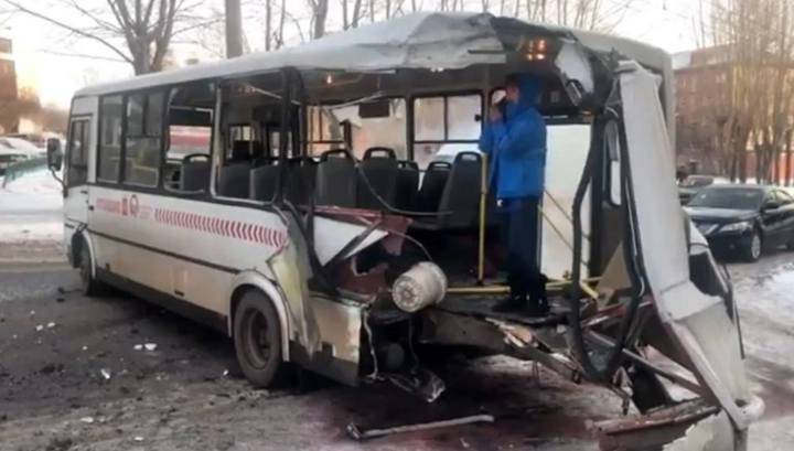 Кузов маршрутки разорвало после столкновения с автобусом в Красноярске