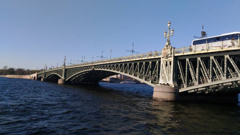 В ночь на вторник в Петербурге разведут только Троиций и Биржевой мосты