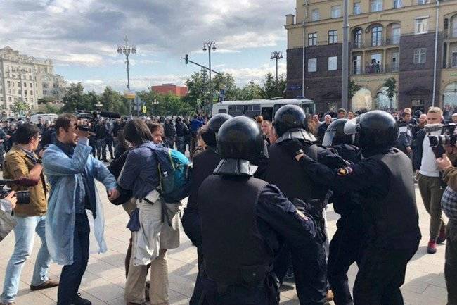 Протест фонит, но не зашкаливает: в Кремле не заметили роста уличной активности