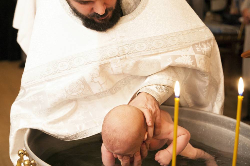 СМИ сообщили об отказе священника крестить девочку с родимым пятном