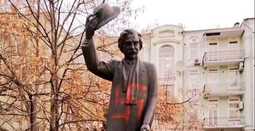 В Киеве разрисовали немецкими крестами памятник Шолом-Алейхему