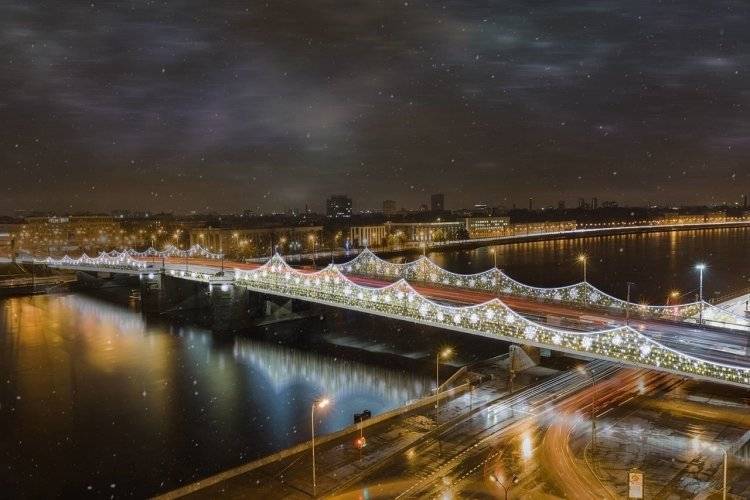 Более 3,5 тыс. декораций украсят Петербург к Новому году