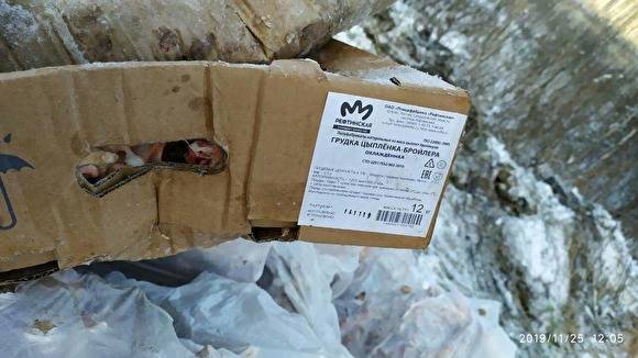 Под Тюменью неизвестные свалили куриные останки в коробках Рефтинской птицефабрики