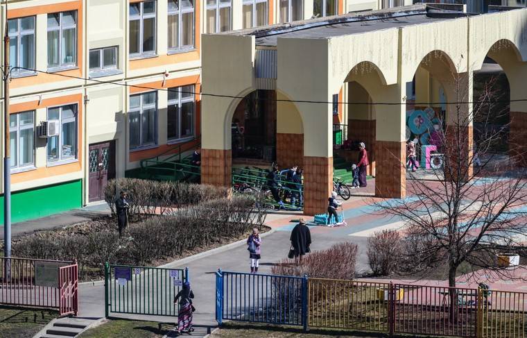 Совет Федерации принял законопроект о зачислении родственников в одну школу