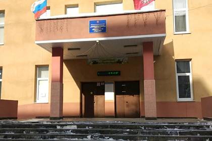 Девочка из Африки неудачно испытала стеклянный пол в московской школе