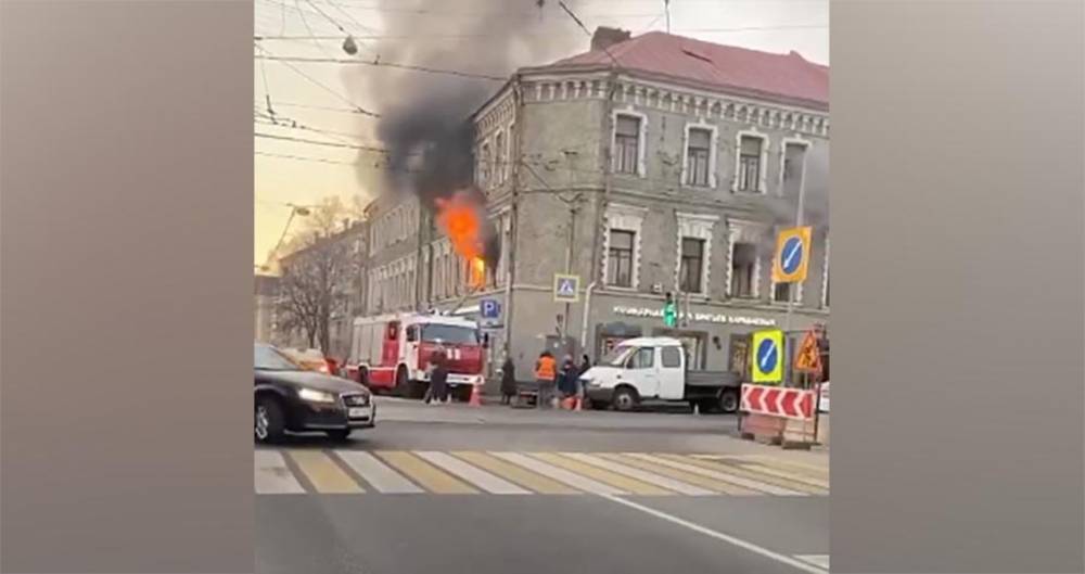 Административное здание загорелось на Бауманской улице
