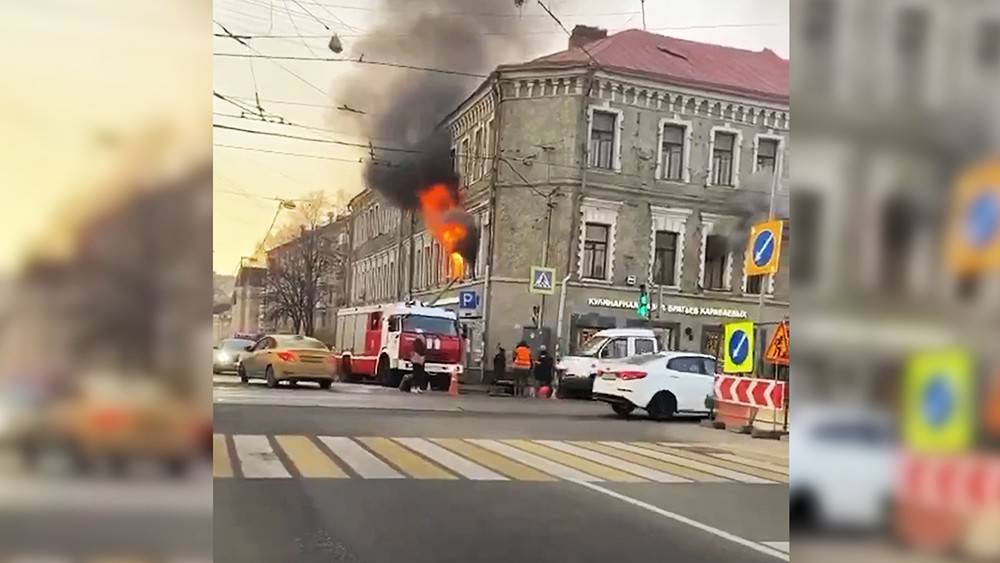 Полыхающий дом на Бауманской в Москве сняли на видео