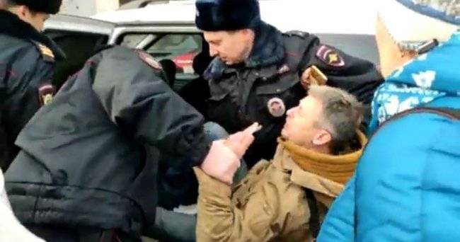 В Москве полицейские избили активиста после задержания на публичных слушаниях по застройке района