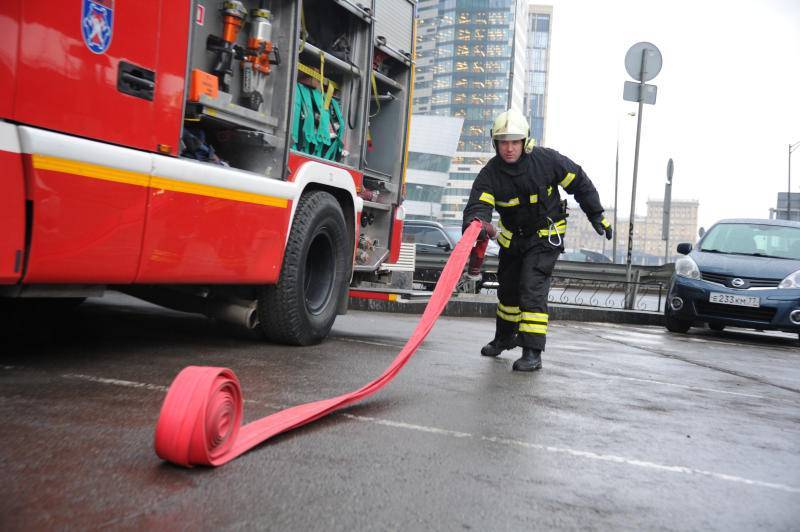 Пожарные спасли одного человека при тушении возгорания в центре Москвы