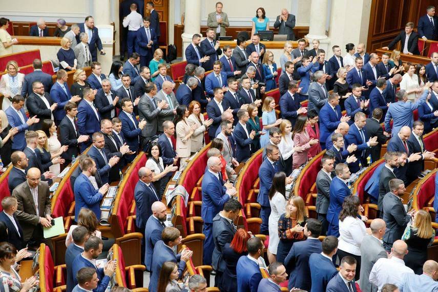 Украинцы недовольны работой Рады и отсутствием опыта у депутатов