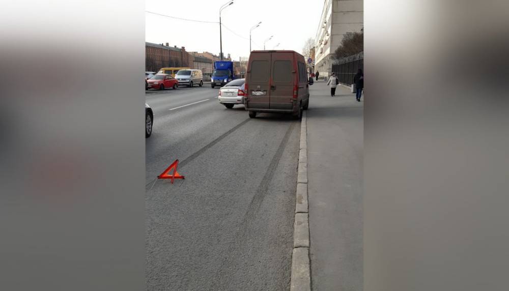 Микроавтобус и иномарка встретились в легкой аварии на Обводном
