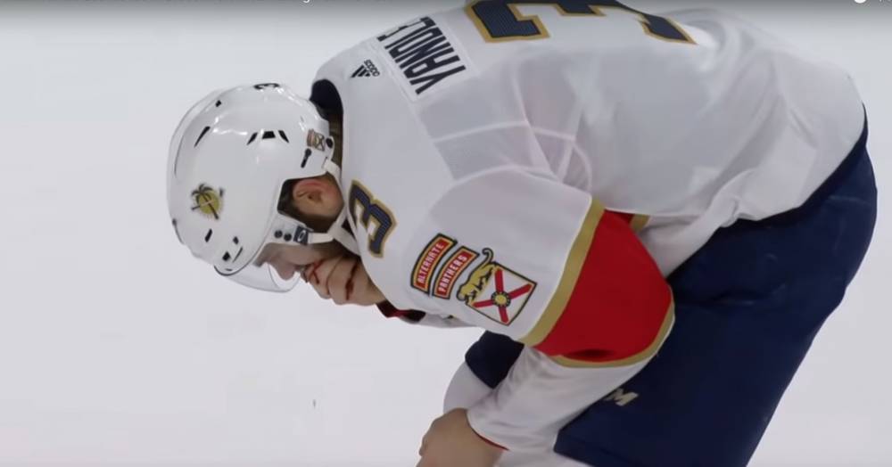 Хоккеист НХЛ потерял девять зубов из-за попавшей в лицо шайбы