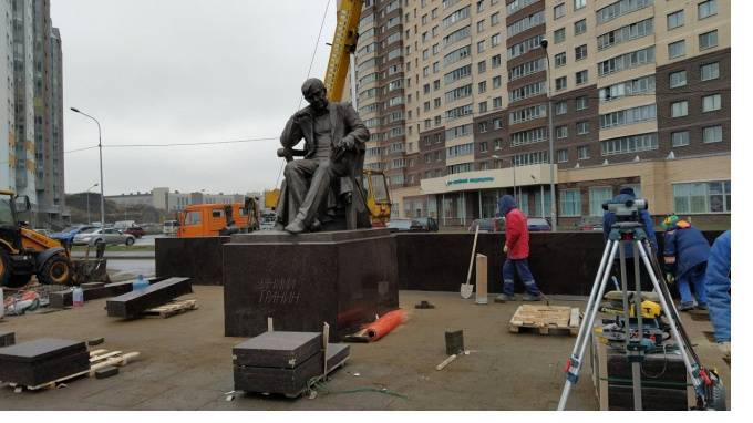 К приезду Путина в Петербурге вокруг памятника Гранину установили бронестекла