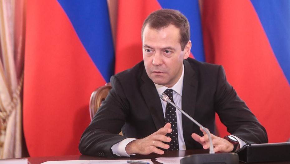Медведев заявил об отказе РФ первой отменять контрсанкции