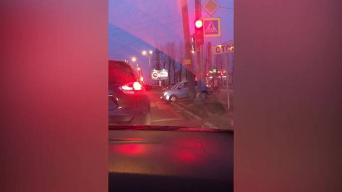 В Петербурге иномарка смешалась с толпой пешеходов, чтобы проскочить пробку
