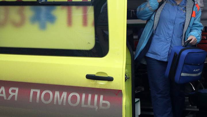 В Москве школьница провалилась сквозь стеклянный пол: девочку госпитализировали