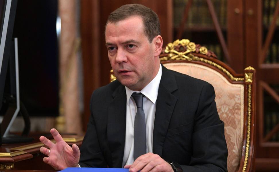 Медведев заявил, что Россия не намерена первой отменять контрсанкции