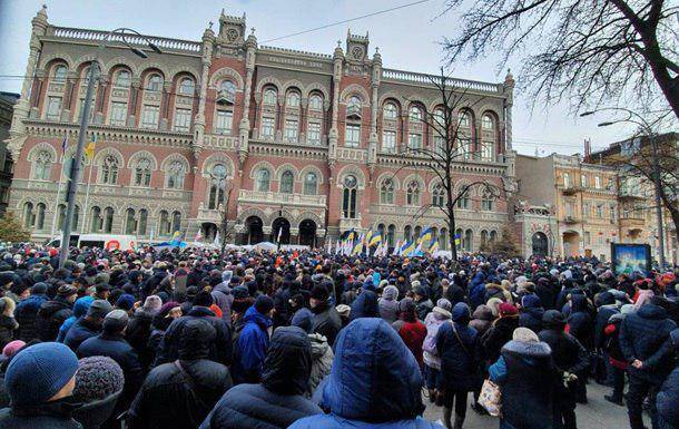 Гильотина и голова свиньи: в Киеве толпа прорвалась в НБУ, требуя отставки его руководства
