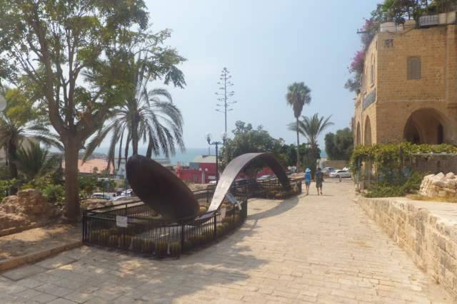 В Тель-Авиве откроется музей фокусника Ури Геллера с самой большой ложкой в мире