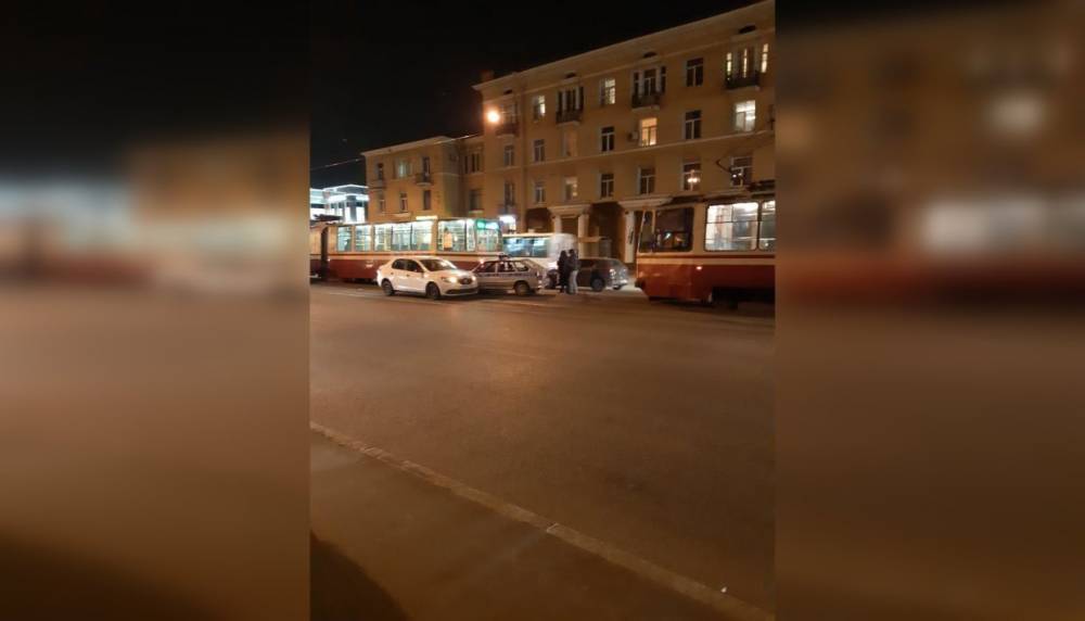 ДТП заблокировало движение трамваев на проспекте Энгельса